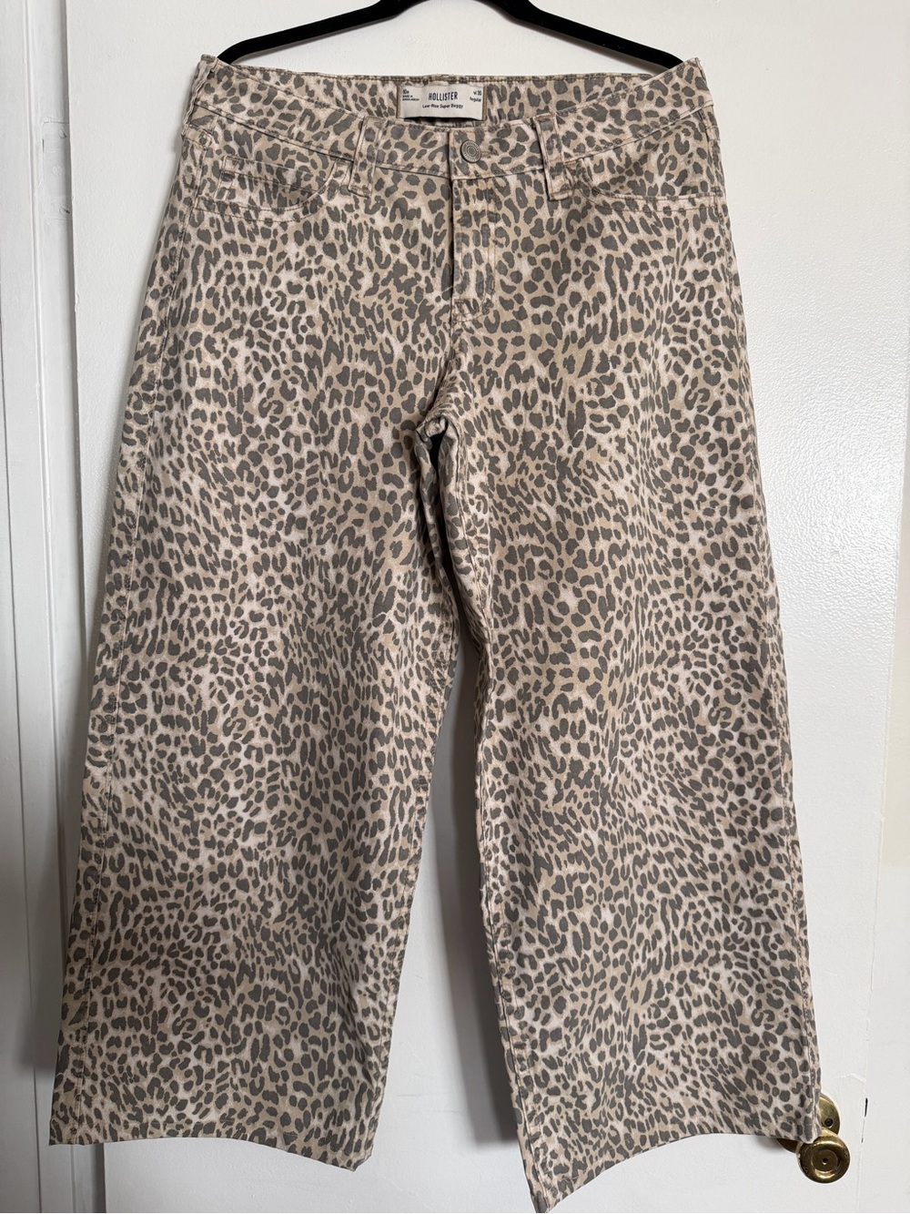 Hollister NWT Low-Rise Super Baggy Leopard Print Jeans Beige Taupe 29